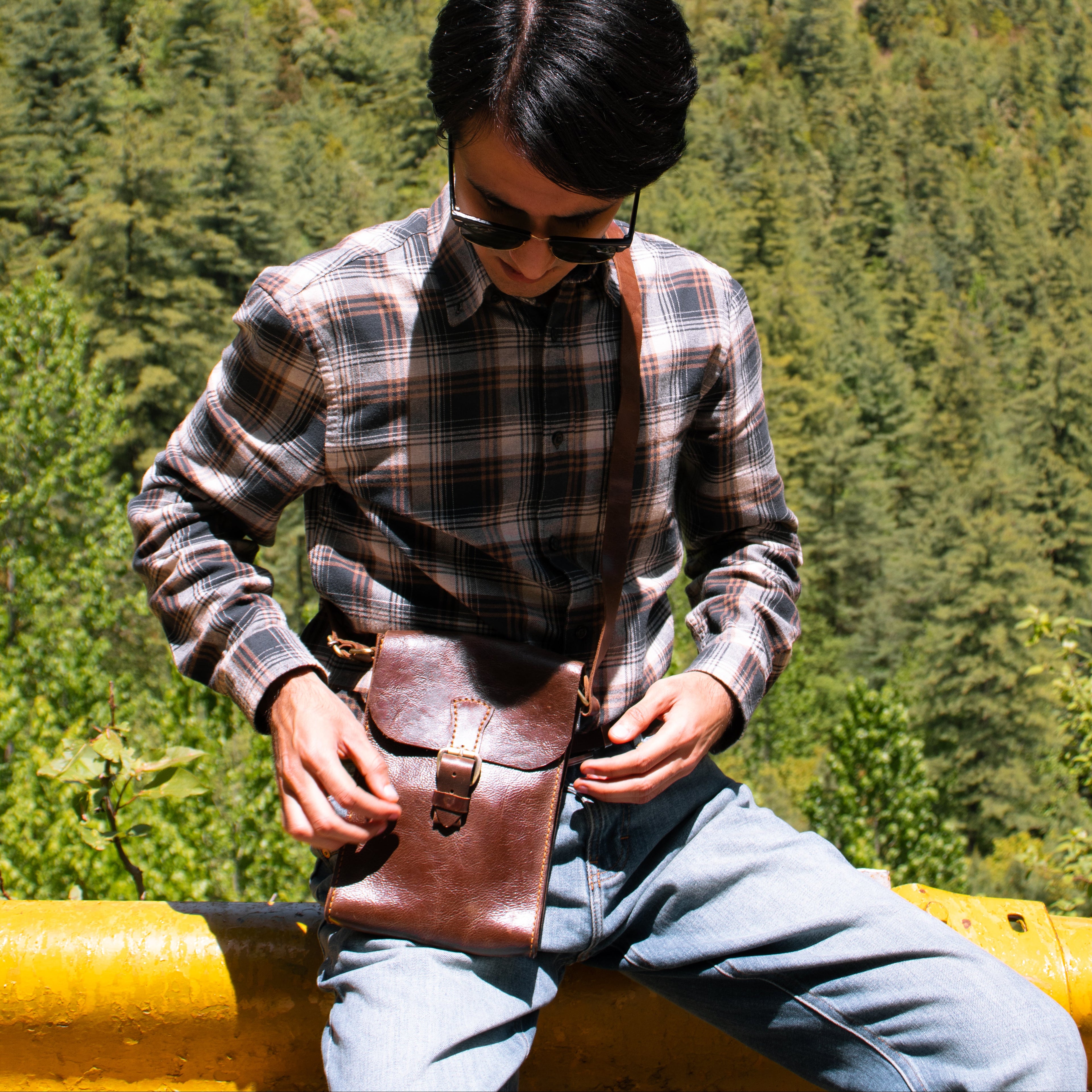 FULLGRAIN BUFFALO CRUNCH PULLUP LEATHER MALE MESSENGER BAG