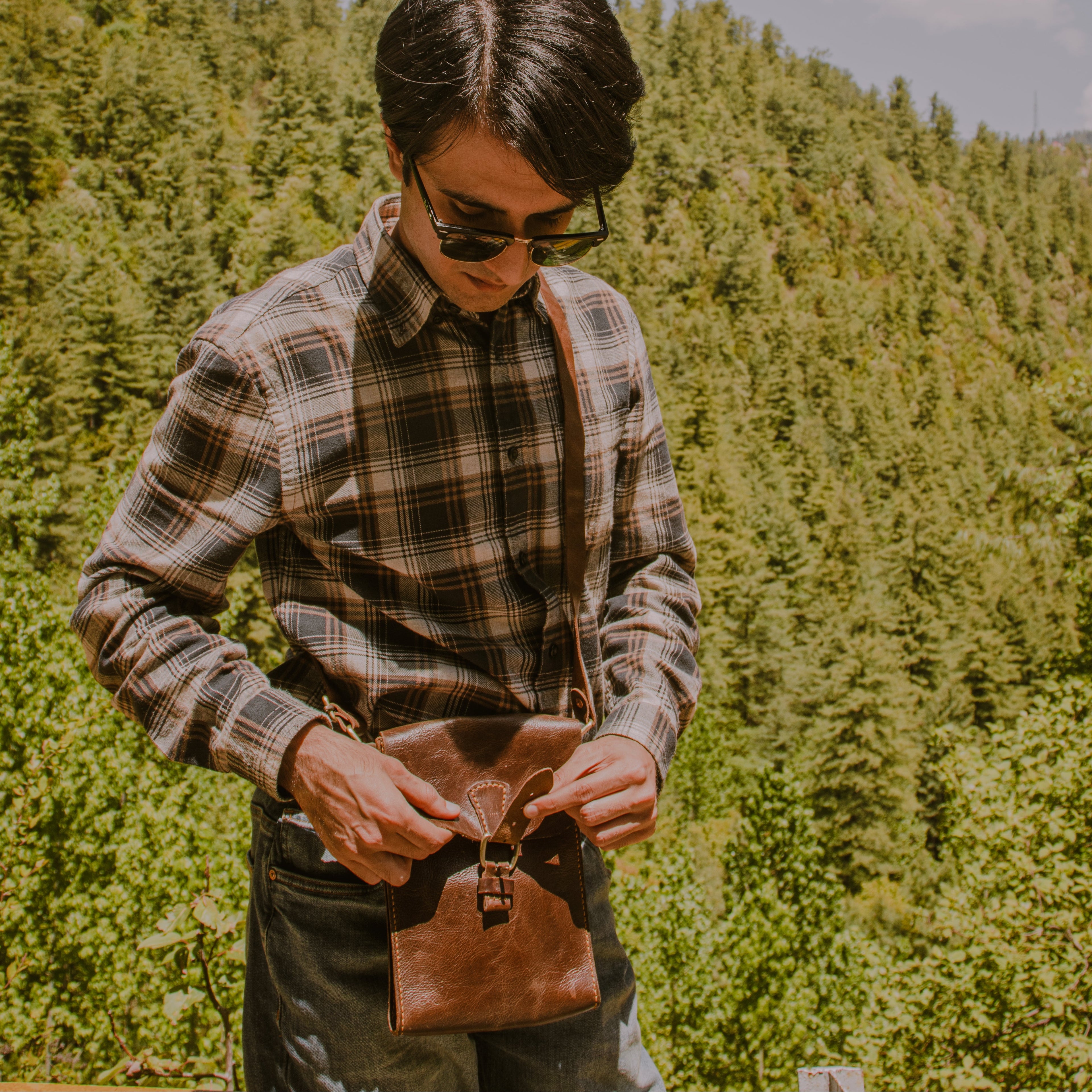 FULLGRAIN BUFFALO CRUNCH PULLUP LEATHER MALE MESSENGER BAG