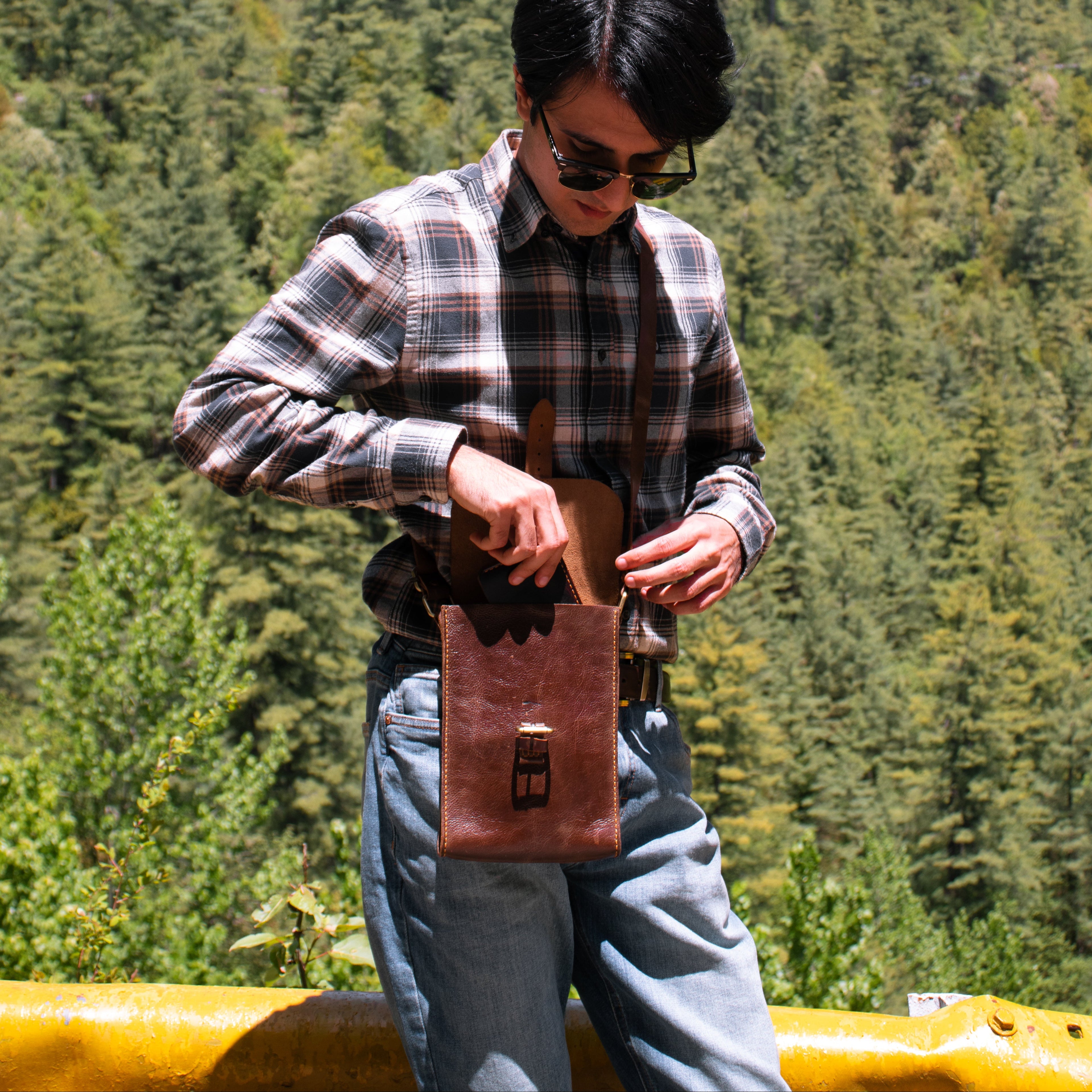 FULLGRAIN BUFFALO CRUNCH PULLUP LEATHER MALE MESSENGER BAG